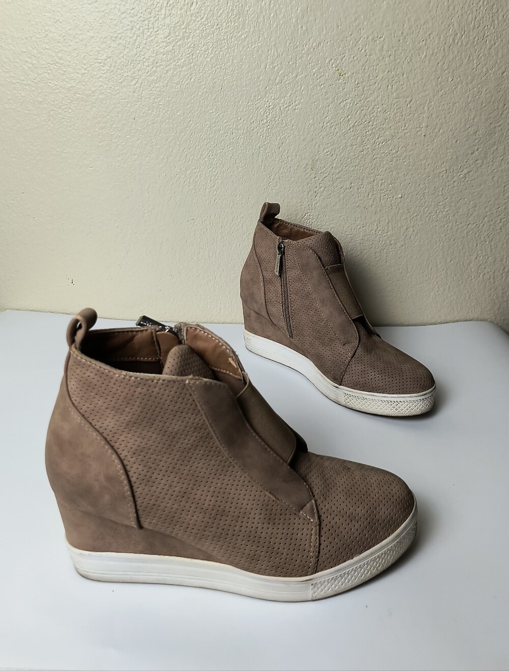 Catherine Malandrino Sabra 7.5 Taupe Wedge Sneakers with Side Zip